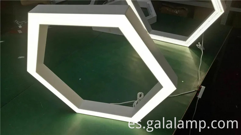 Elegante candelabro LED en blanco y negro para espacios modernos